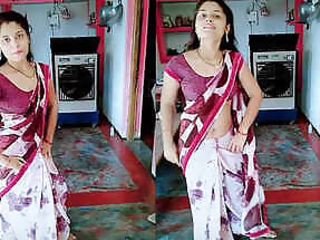Gorgeous blonde babe preensi navel expose dance show